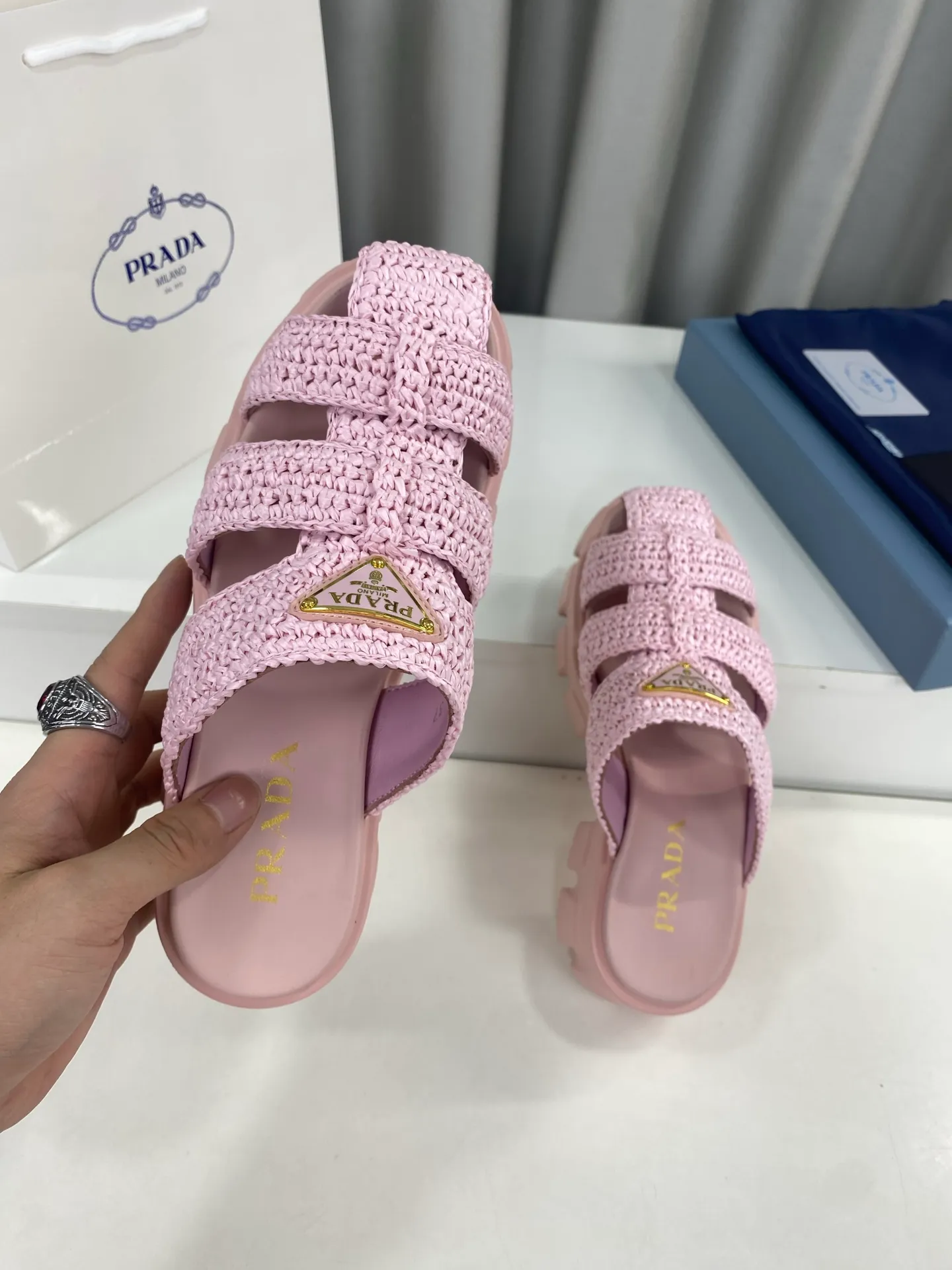 👟👟Ex-factory price 520👟👟 Prada's latest bamboo cage weaving thick-soled triangle buckle sandals☑️ Latest environmentally friendly PP material, fully hand-crocheted, just like knitting sweaters, slow work and meticulous work, retro fashionable thick-soled shoes, with woven uppers, making the whole pair of shoes light and comfortable, bright colors, satisfying various choices for fashionable people with different styles! The iconic metal triangle logo is paired with the shape of ancient beach sandals. Every design element is fashionable! Size: Women's 35-39 (34, 40, custom-made, non-returnable) Full set of counter original packaging